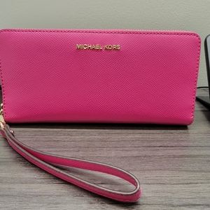 MICHAEL KORS JET SET TRAVEL CONTINENTAL WALLET WRISTLET